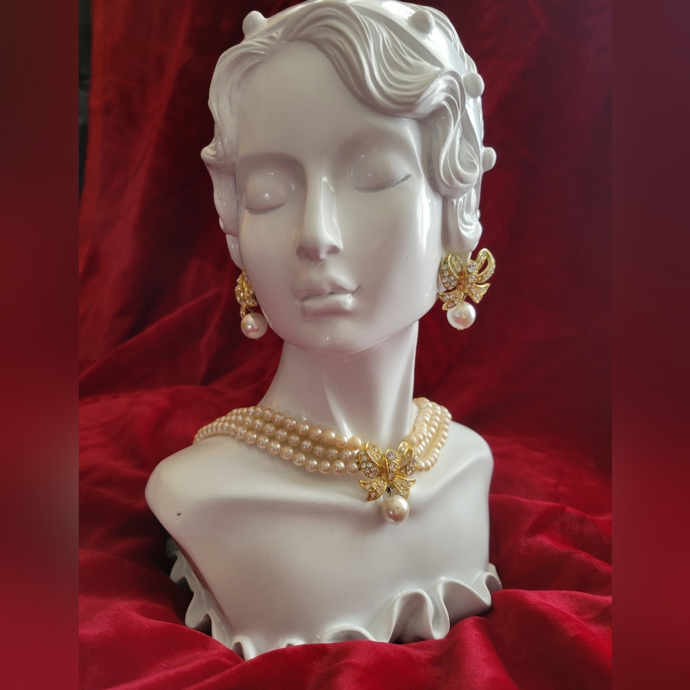 Elegant Pearl, Rhinestone and Gold  Necklace & Earring Set.  VNTG